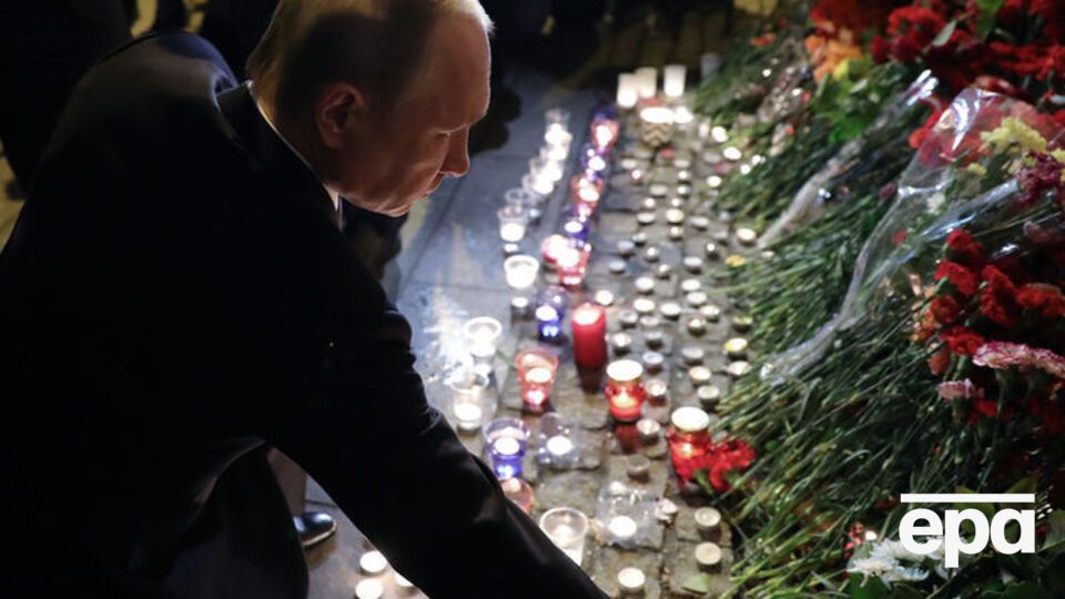 3 апреля 2017 года Путин возложил цветы у станции метро "Технологический институт" в Санкт-Петербурге, где произошел теракт