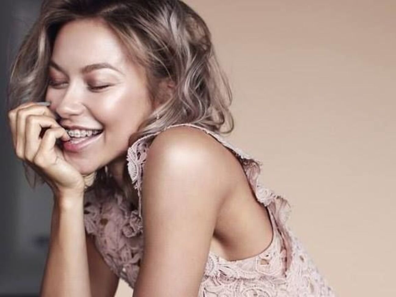 Логунова:&nbsp;Много масла и много увлажняющего крема! А еще питательного крема! Ежедневно, без пропусков и поблажек. Тогда растяжки будут появляться только у ваших нелюбимых подружек