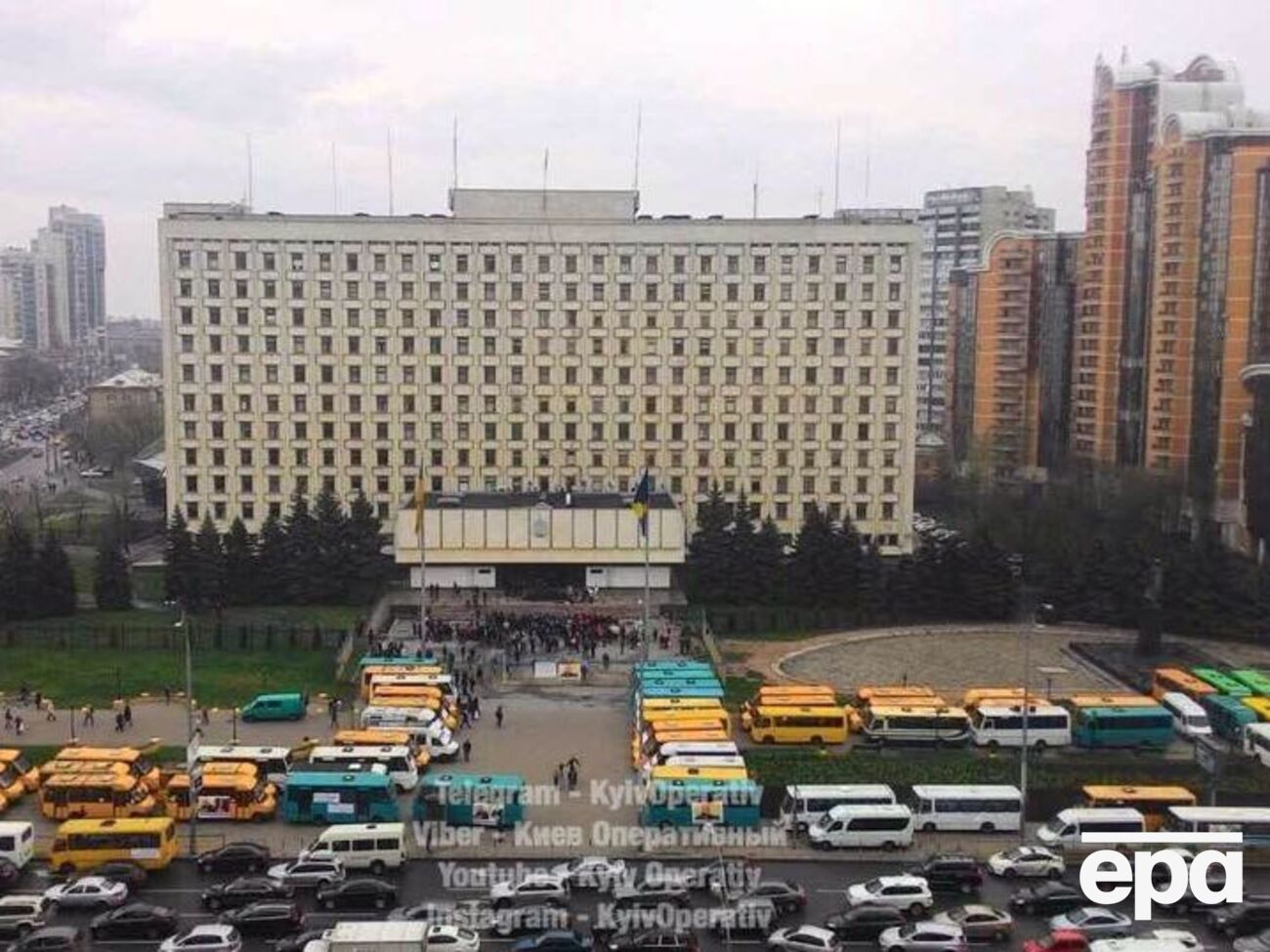 Протестувальники погрожували спалити автобус