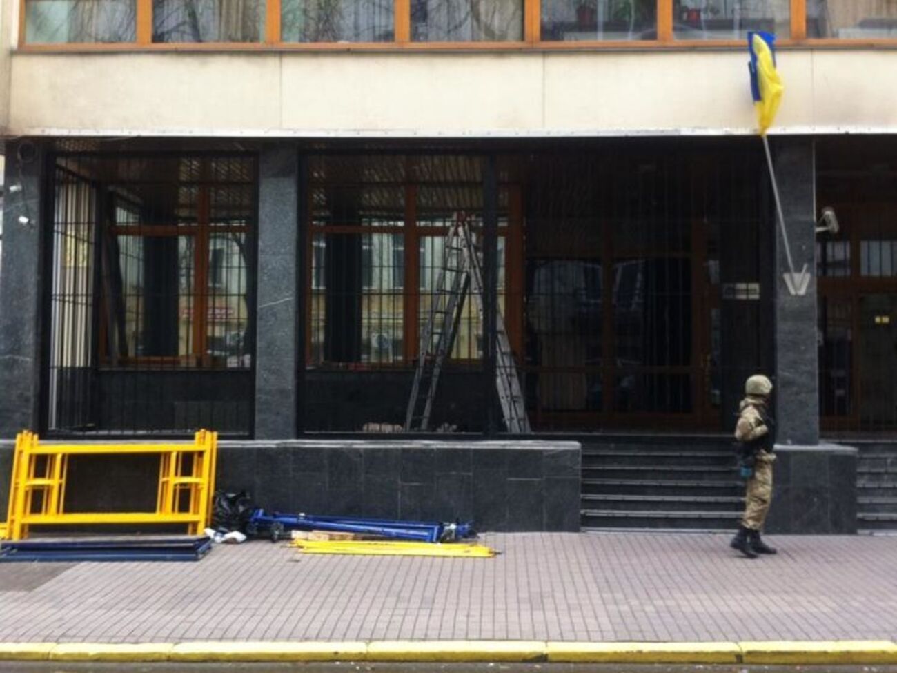 Вход в здание "Укрнафти" был зарешечен два года назад