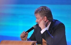 Песков рассказал, что не видел плакат с изображением Путина с макияжем