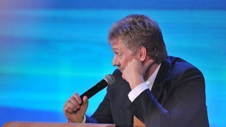 Песков рассказал, что не видел плакат с изображением Путина с макияжем