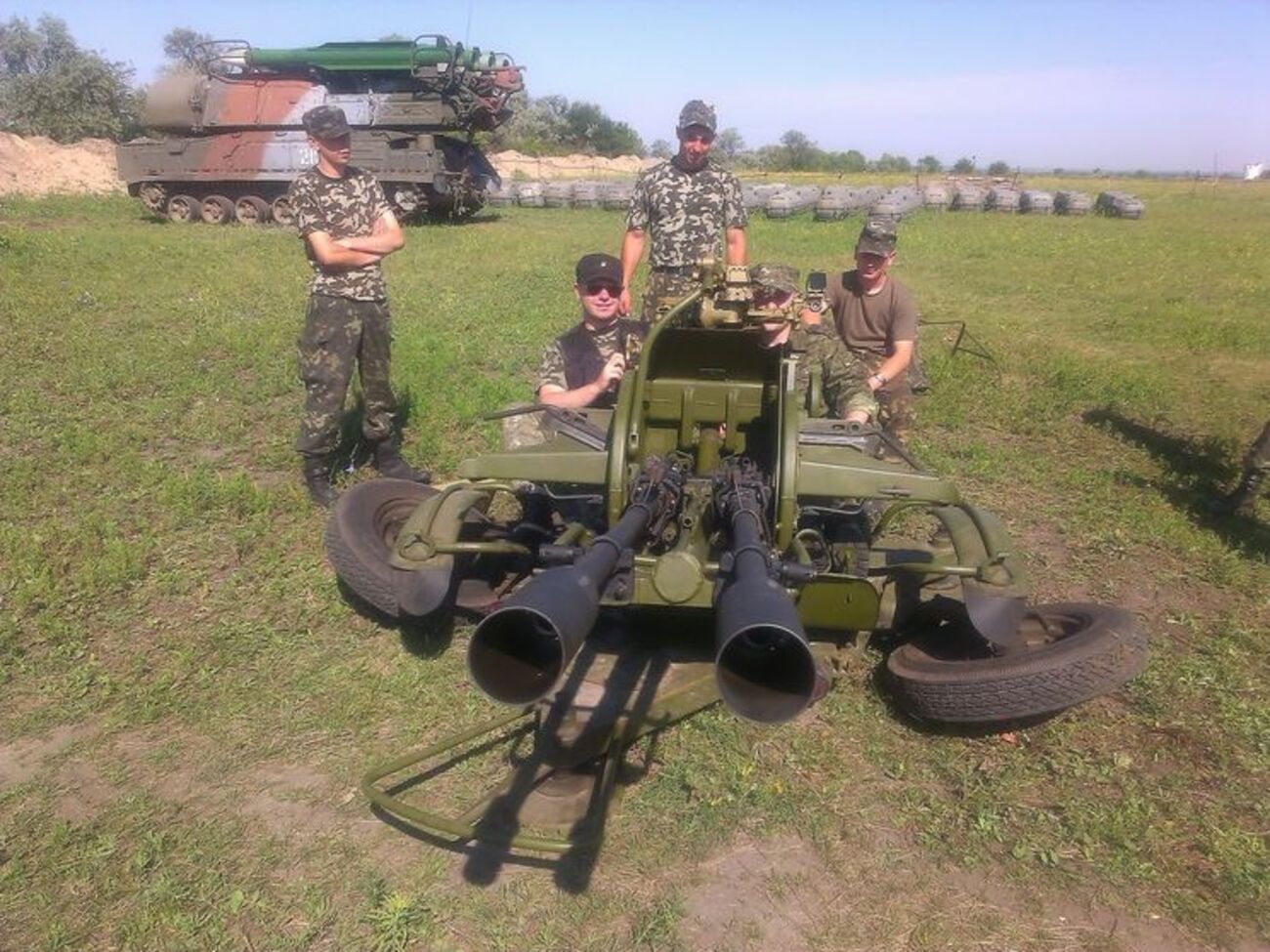Українські військовослужбовці на тлі комплексу "Бук", сфотографовані отцем Михайлом у липні 2014 року