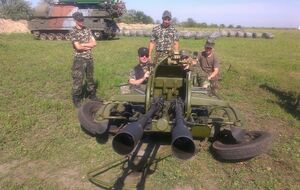 Украинские военнослужащие на фоне комплекса "Бук", сфотографированные отцом Михаилом в июле 2014 года