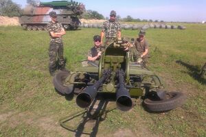 Украинские военнослужащие на фоне комплекса "Бук", сфотографированные отцом Михаилом в июле 2014 года