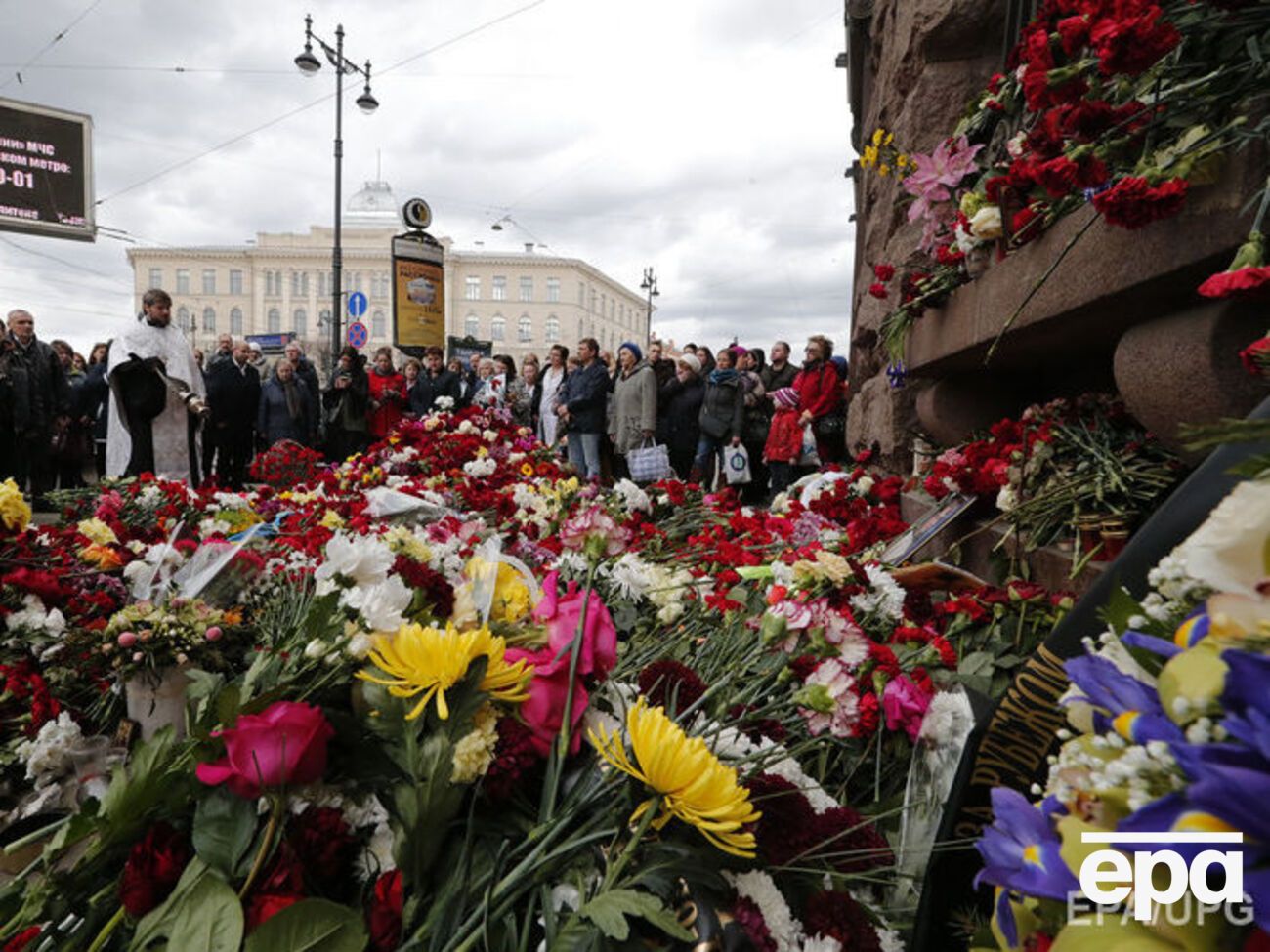 К месту трагедии продолжают нести цветы