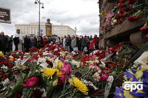 К месту трагедии продолжают нести цветы