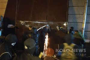 Активісти зараз намагаються зламати бункер в арці