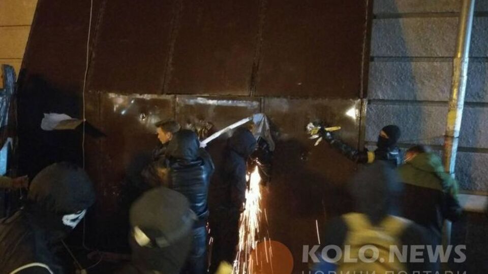 Активисты сейчас пытаются сломать бункер в арке