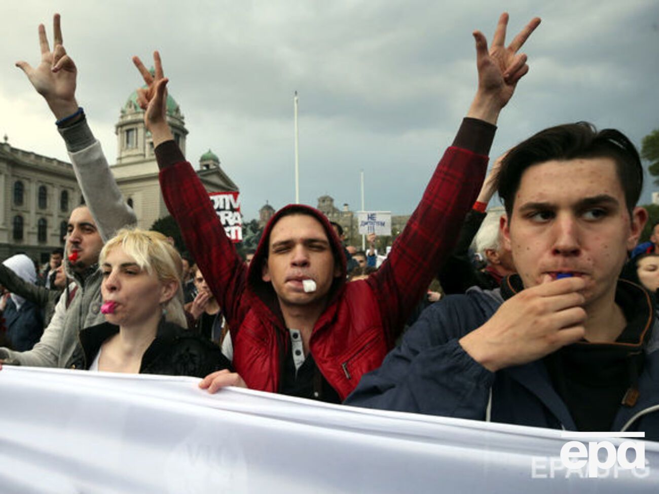 В городах Сербии проходят протесты против победы на выборах президента Вучича