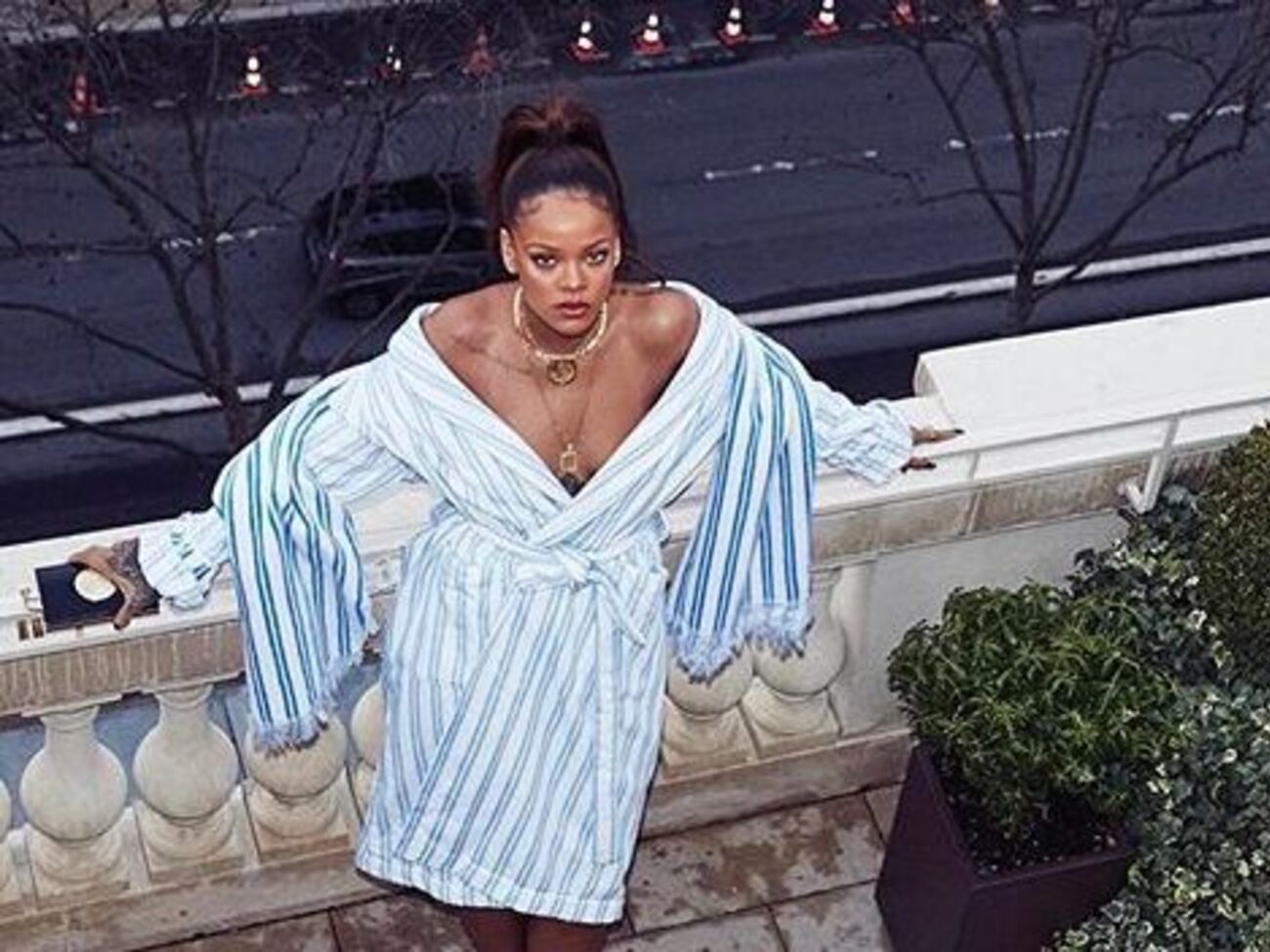 Рианна показала полуобнаженную грудь