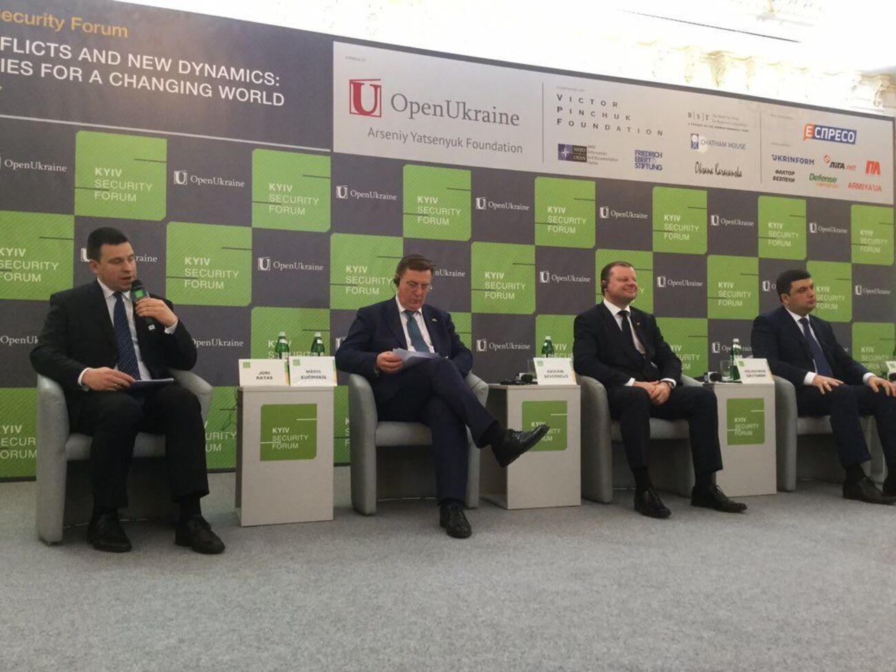 Кучинскис (на фото второй слева): Что касается ситуации на востоке Украины, то сегодня очень мало сделано в вопросе выполнения Минских договоренностей