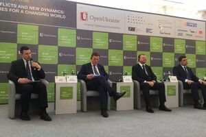 Кучинскис (на фото второй слева): Что касается ситуации на востоке Украины, то сегодня очень мало сделано в вопросе выполнения Минских договоренностей