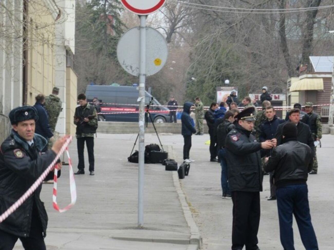 Поліція біля будівлі елітної ростовської школи, де стався вибух