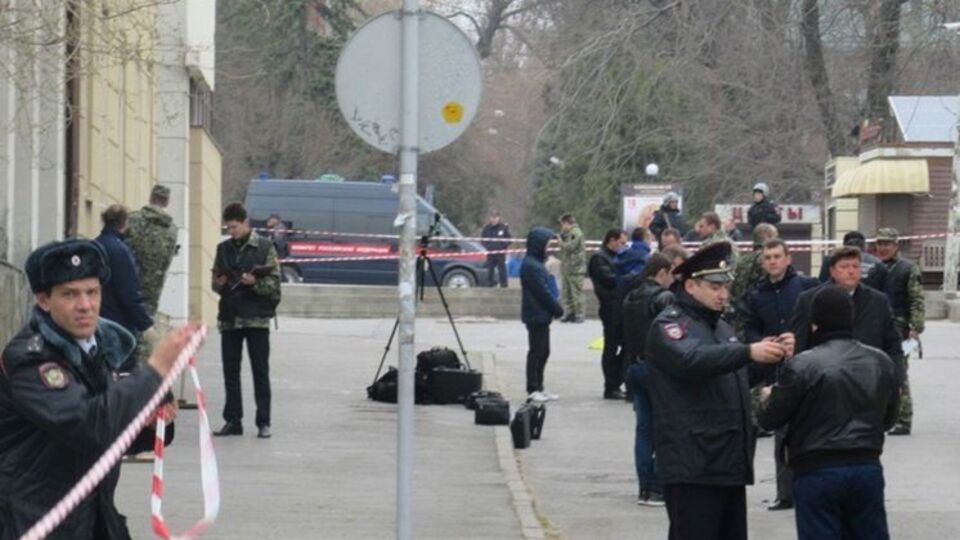 Поліція біля будівлі елітної ростовської школи, де стався вибух