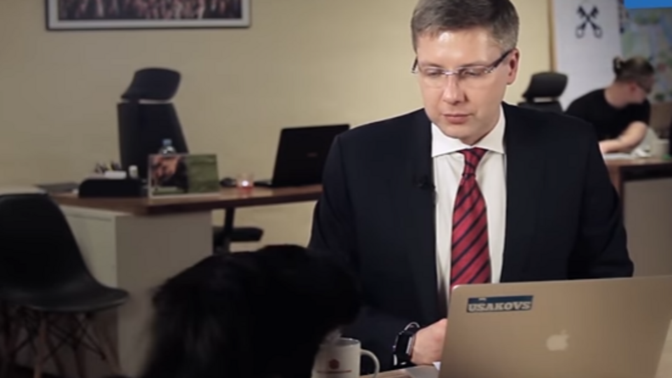 Чорний кіт перервав виступ мера Риги у прямому ефірі