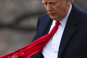 Американские СМИ подметили, что Трамп использует скотч для закрепления своего длинного галстука