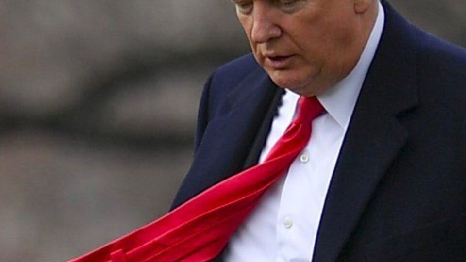Американські ЗМІ зауважили, що Трамп використовує скотч для закріплення своєї довгої краватки