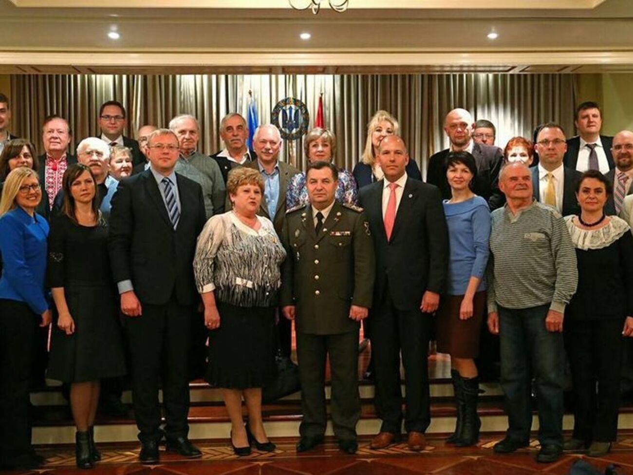 Министр обороны &ndash; украинской общине: Постройте казарму и назовите "Торонто"