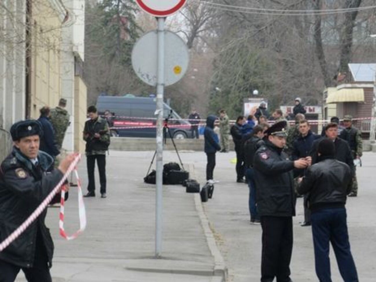 Поліція поблизу будівлі ростовської школи, де стався вибух