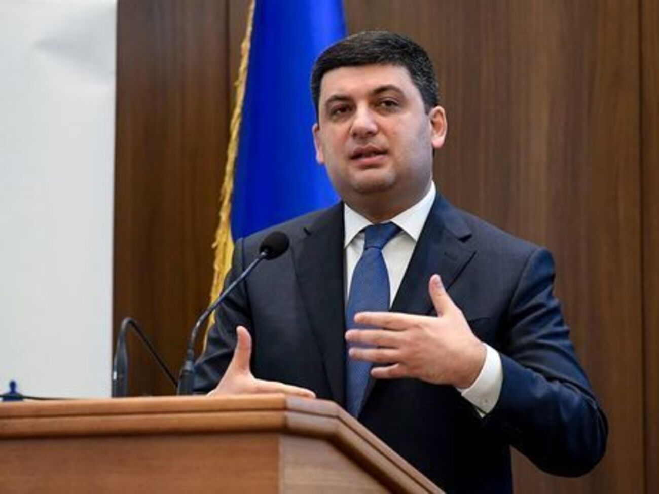 Гройсман: Зрозуміло, що нам потрібно збільшувати зарплату у сфері охорони здоров'я