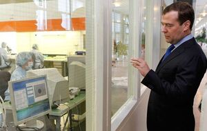 Медведев: Никто не преувеличивает ценности предвыборных обещаний, но все же есть пределы приличия