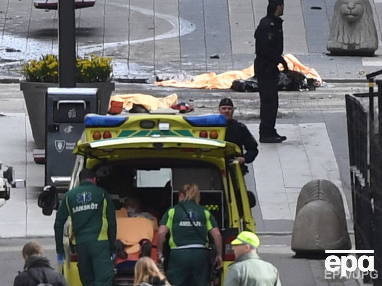 Премьер-министр Швеции Стефан Левен заявил, что наезд грузовика является террористической атакой