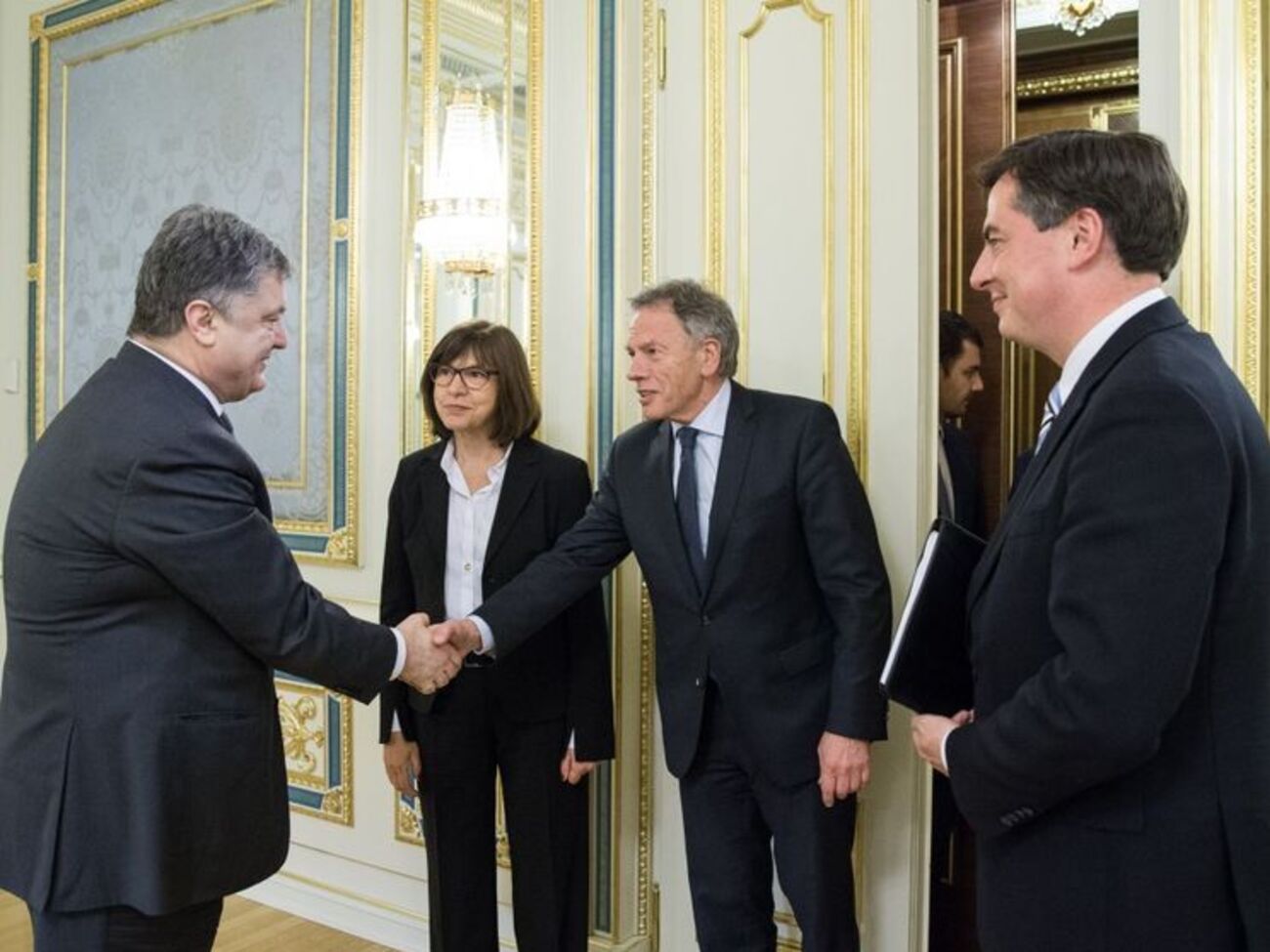 Президент Украины поблагодарил членов делегации за поддержку решения о введении Евросоюзом безвизового режима для граждан Украины