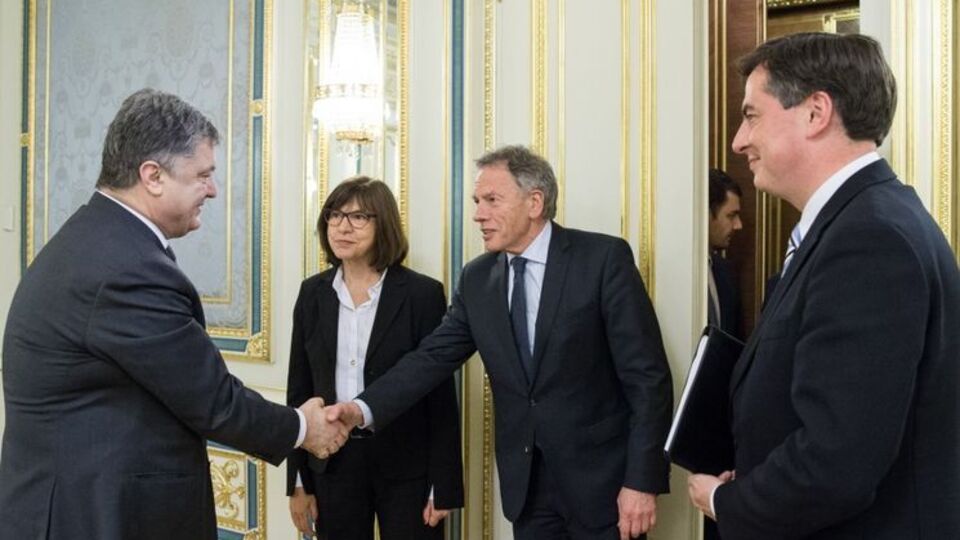 Президент Украины поблагодарил членов делегации за поддержку решения о введении Евросоюзом безвизового режима для граждан Украины