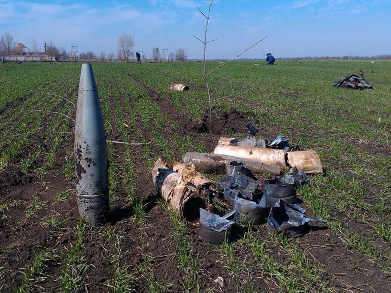 Пиротехники ликвидируют последствия пожара на арсенале боеприпасов в Балаклее