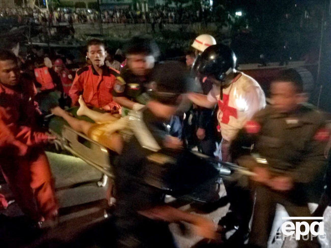 Спасатели эвакуируют пострадавших при кораблекрушении на реке в Мьянме