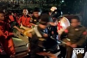 Спасатели эвакуируют пострадавших при кораблекрушении на реке в Мьянме