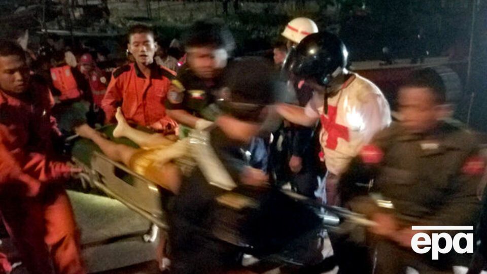 Рятувальники евакуюють постраждалих під час аварії судна на річці у М'янмі