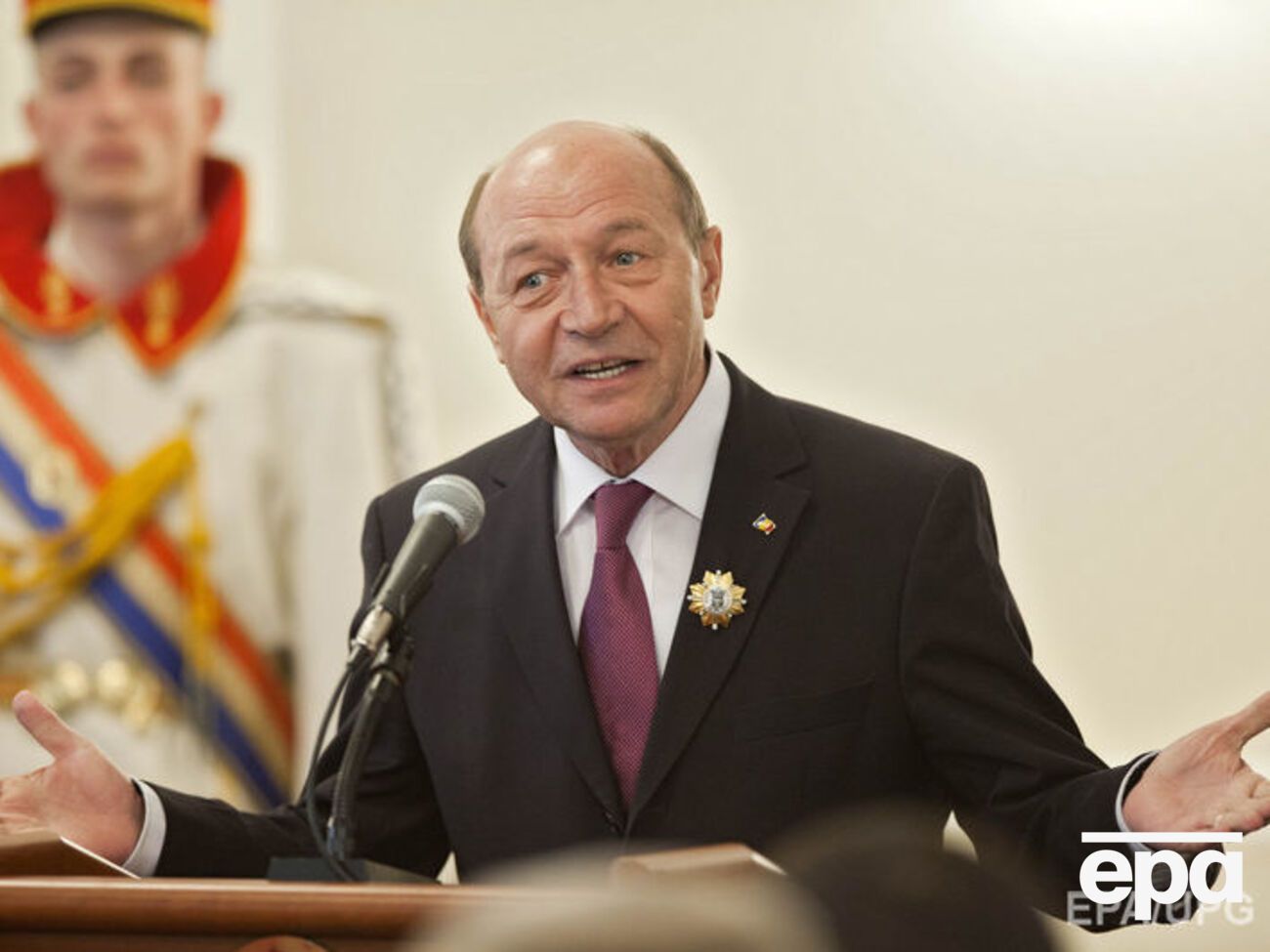 Указ о лишении Бэсеску гражданства снова действует