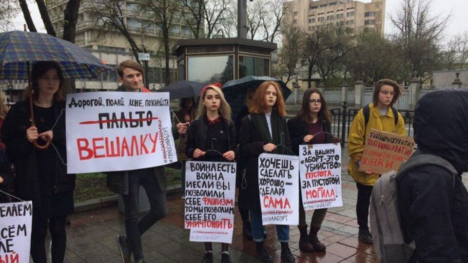 Активісти тримали плакати: "Моє тіло – моє діло", "Право на життя має людина, а не ембріон", "Демократія = вибір" та інші