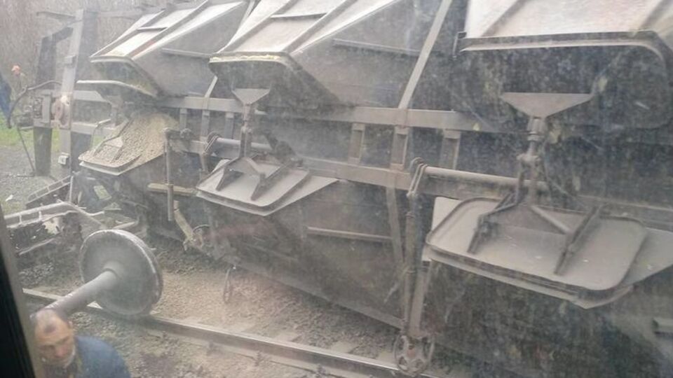 Вагони з рейок зійшли