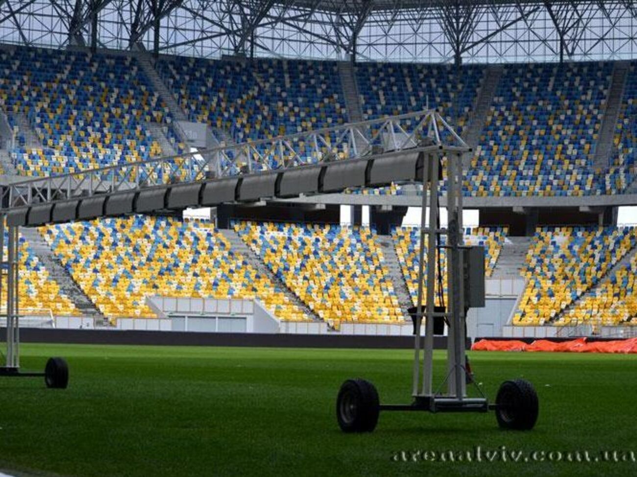 Йдеться про сім тисяч крісел, що становить 20% від загальної кількості місць на стадіоні
