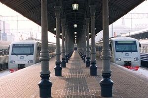 С рельсов сошли два вагона: вагон поезда и вагон электрички