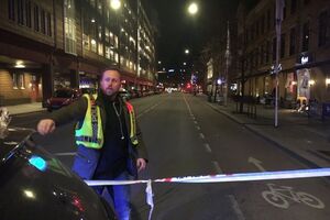 Полицейские оцепили близлежащую территорию