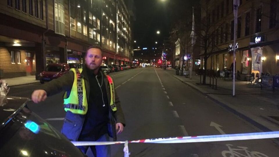 Полицейские оцепили близлежащую территорию