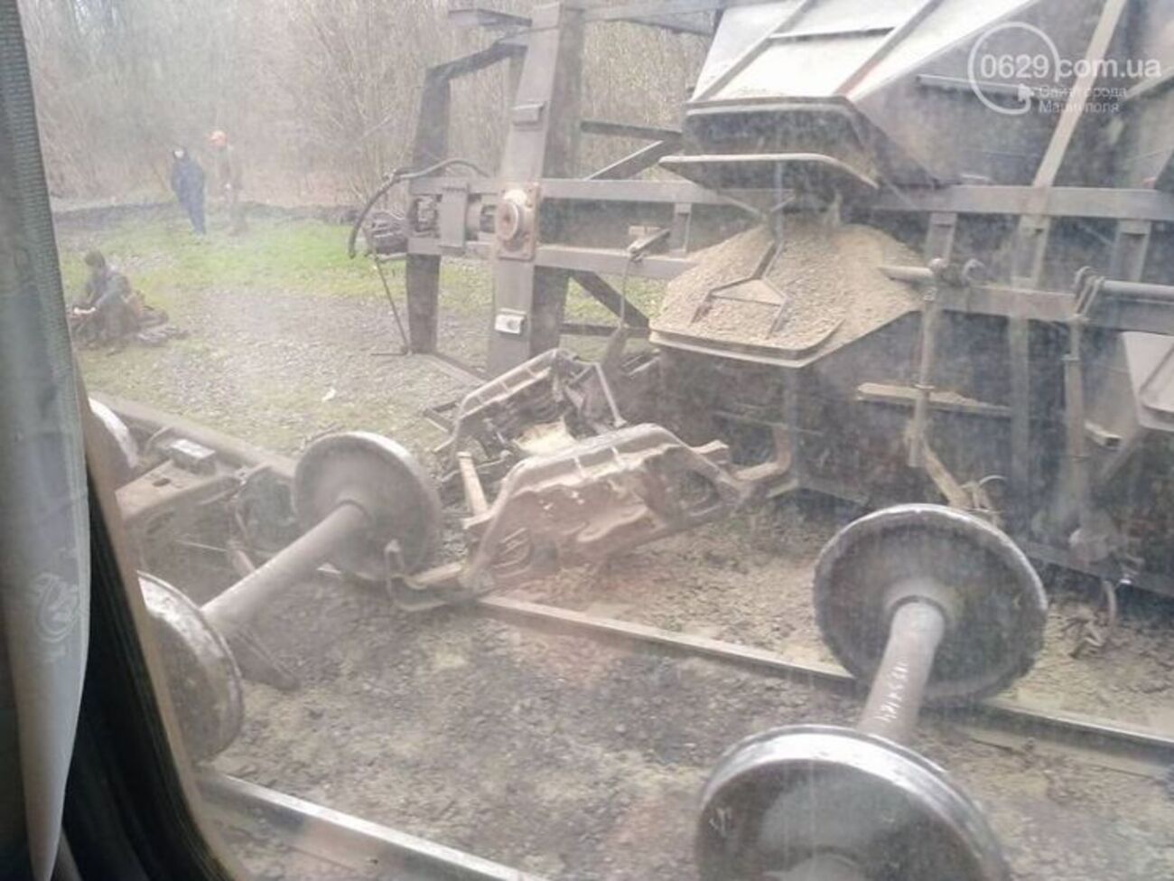 Для устранения схода вагонов задействовали восстановительный поезд со станции Волноваха