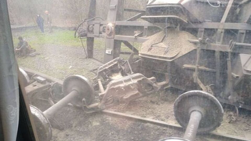 Для устранения схода вагонов задействовали восстановительный поезд со станции Волноваха