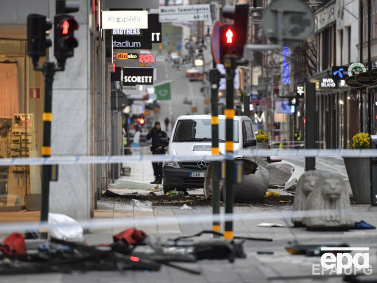 7 апреля в центральной части Стокгольма в толпу въехал грузовой автомобиль, который затем врезался в здание торгового центра