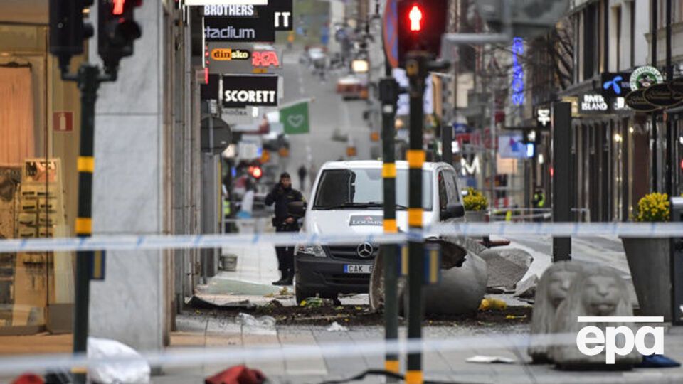 7 квітня в центральній частині Стокгольма в натовп уїхав вантажний автомобіль, який потім врізався в будівлю торгового центру