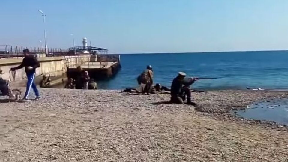 Захисники пляжу в Ялті
