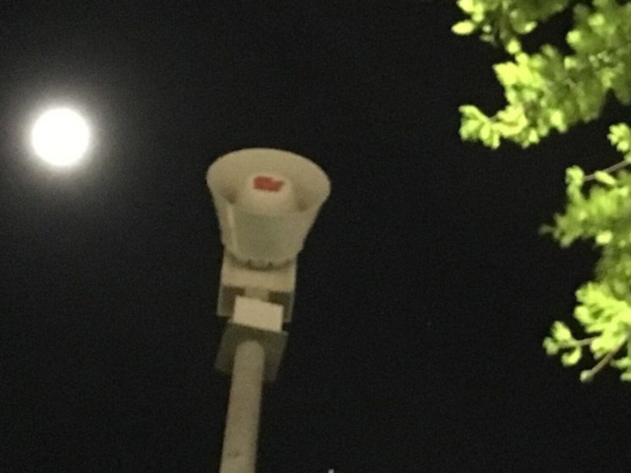 Сирени, які зазвичай використовують для попередження про торнадо та інші надзвичайні події, працювали з 00.30 до 1.20 за місцевим часом