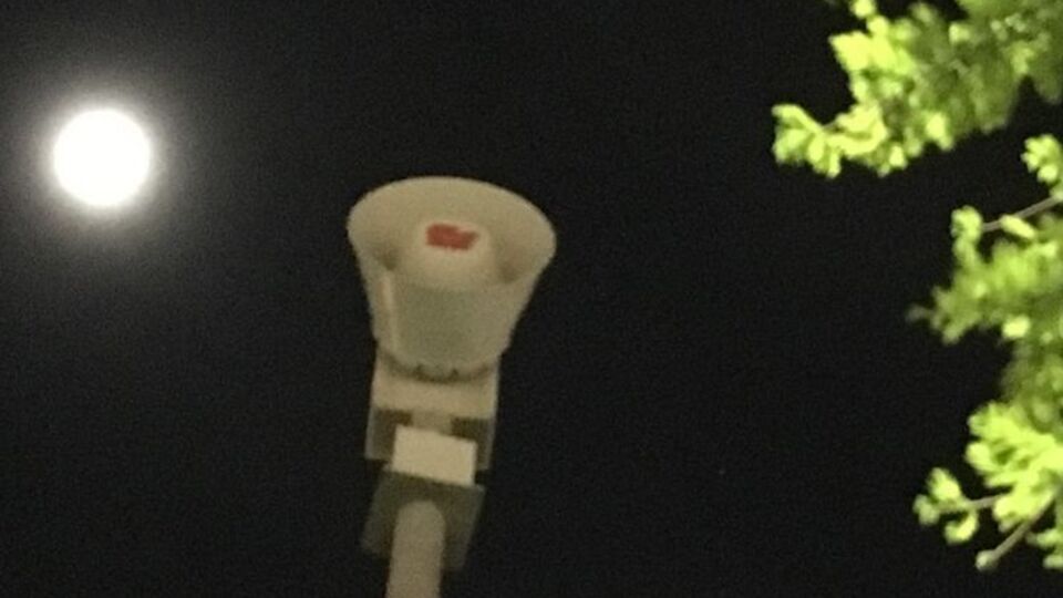 Сирены, которые обычно используют для предупреждения о торнадо и других чрезвычайных происшествиях, работали с 00.30 до 1.20 по местному времени