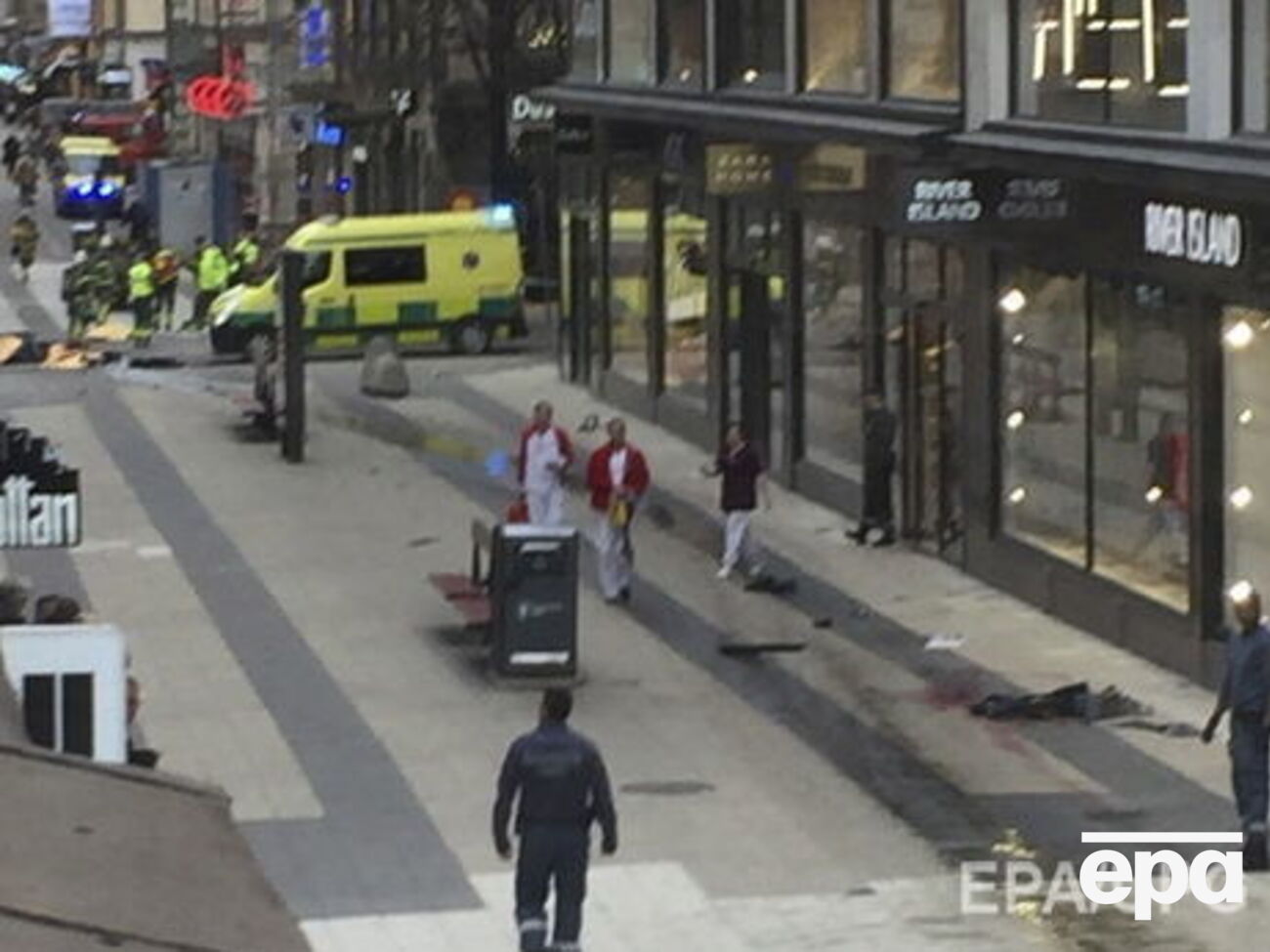 7 апреля в центральной части Стокгольма в толпу въехал грузовой автомобиль, который затем врезался в здание торгового центра