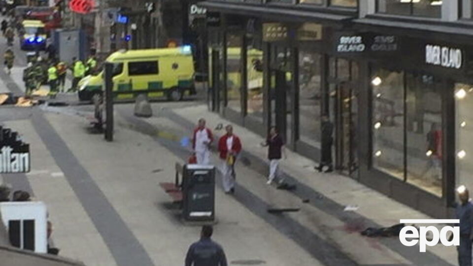 7 квітня в центральній частині Стокгольма в натовп в'їхав вантажний автомобіль, який потім урізався в будівлю торгового центру