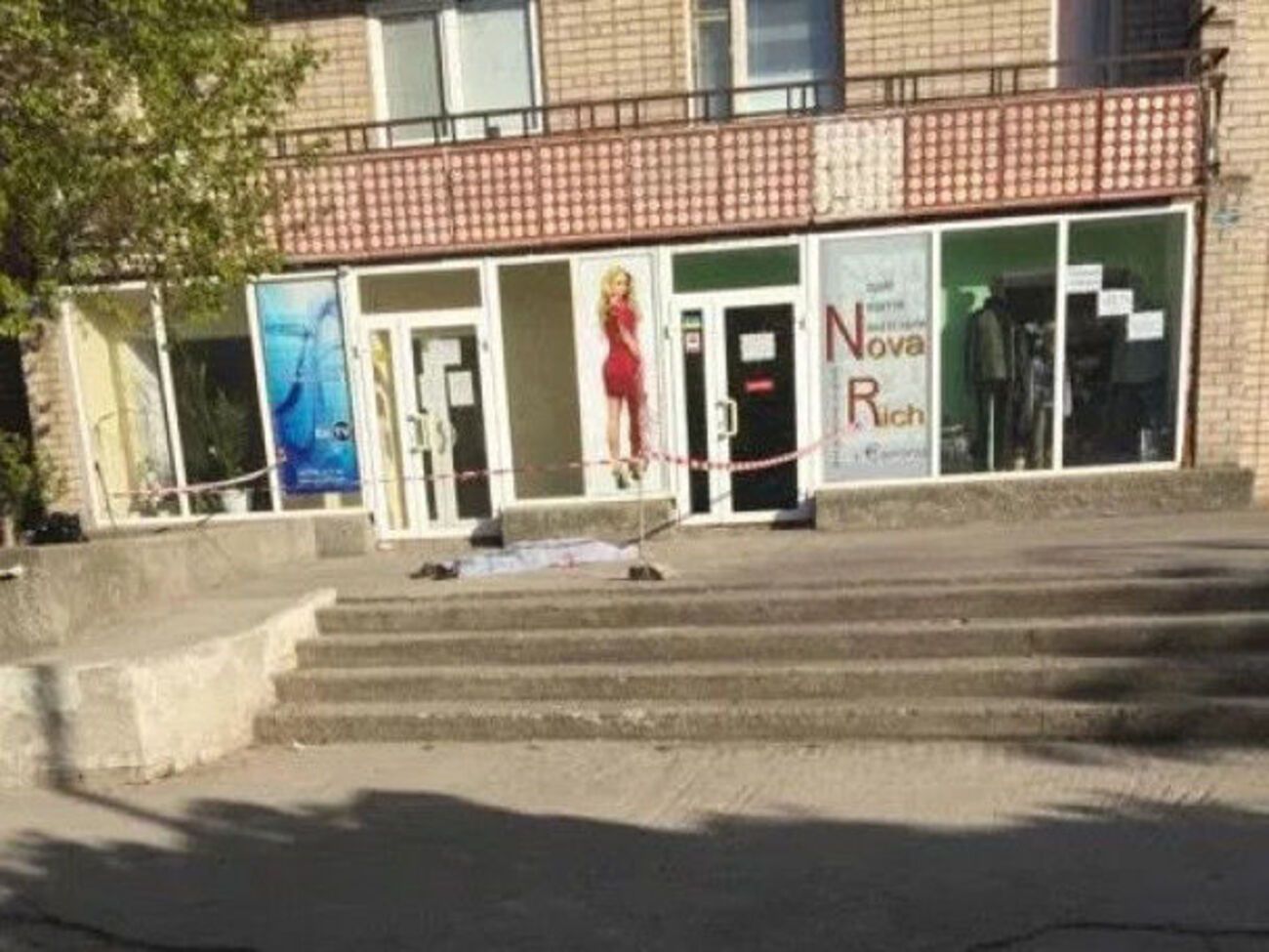 Дівчинку викинули з дев'ятого поверху